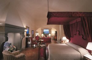 traumhaftes Schlafzimmer einer Luxus suite in der Villa san michele in Florenz Italien