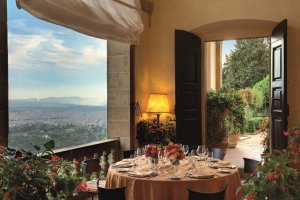 terrasse mit fantastischen Ausblick auf die berge von der Villa san michele in Florenz Italien