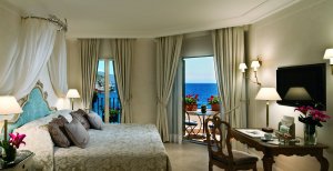 grosses Schlafzimmer einer suite in der Villa sant Andrea auf sizilien