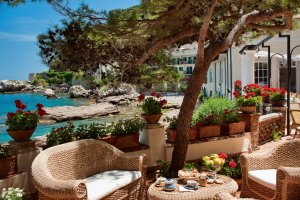 entspannte Lounge mit Ausblick in der Villa sant Andrea auf sizilien