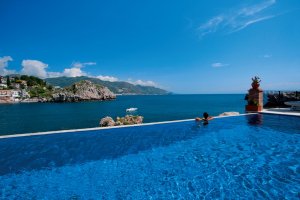 traumhafter pool mit Ausblick auf die bucht in der Villa sant Andrea auf sizilien