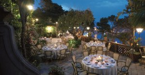 romantisches Abendessen in der Villa sant Andrea auf sizilien