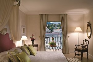 Luxus Schlafzimmer einer suite in der Villa sant Andrea auf sizilien