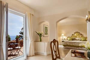 elegantes Schlafzimmer einer suite in der Villa sant Andrea auf sizilien