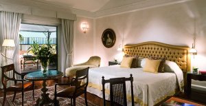 helles luxuriöses Schlafzimmer einer suite in der Villa sant Andrea auf sizilien