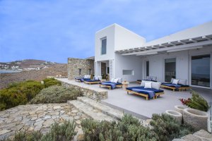 terrasse der privaten villa mit sonnenliegen und gemütlicher ausstattung auf der sonneninsel mykonos in griechenland an der mittelmeerküste