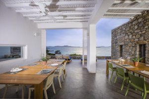 großer und moderner essbereich auf der terrasse der privaten luxusvilla big blue beach villa auf mykonos mit direktem meerblick auf die küste von griechenland