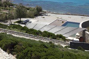 blick auf die private villa big blue beach villa auf mykonos direkt an der küste mit meerblick und großem privaten pool