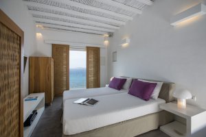 gemütliches schlafzimmer der privaten villa big blue beach villa auf mykonos mit blick auf das meer direkt vom großen doppelbett aus