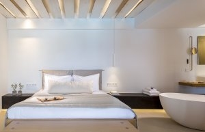 Schlafzimmer einer Suite im Bill & Coo Leading Hotels of the World Mykonos Griechenland