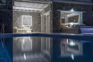 privater Pool in der Suite Nachts im Bill & Coo Leading Hotels of the World Mykonos Griechenland