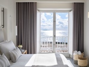 Schlafzimmer einer Bachelor Coast Suite im Bill & Coo Leading Hotels of the World Mykonos Griechenland
