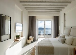 großes und helles Bachelor Coast Schlafzimmer im Bill & Coo Leading Hotels of the World Mykonos Griechenland