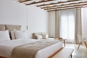 heller Schlafbereich mit großem Bett einer Bachelor Suite im Bill & Coo Leading Hotels of the World Mykonos Griechenland