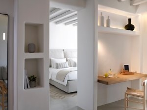heller Wohnraum und Schlafzimmer einer Bachelor Coast Suite im Bill & Coo Leading Hotels of the World Mykonos Griechenland