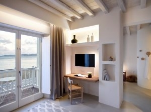 heller Wohnraum mit Terrasse einer Bachelor Coast Suite im Bill & Coo Leading Hotels of the World Mykonos Griechenland