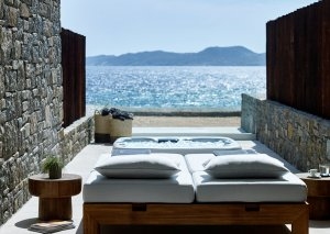 Sonnenliegen auf der Terrasse einer Deluxe Coast Suite mit privatem Pool im Bill & Coo Leading Hotels of the World Mykonos Griechenland