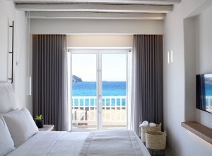 Honeymoon Coast Suite mit Terrasse und Blick aufs Meer im Bill & Coo Leading Hotels of the World Mykonos Griechenland