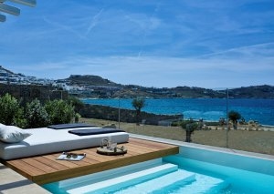 Terrasse mit eigenem Pool der Honeymoon Coast Suite und Blick aufs Meer und die Küste im Bill & Coo Leading Hotels of the World Mykonos Griechenland
