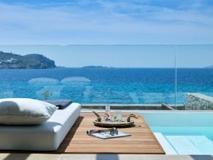 Sonnenliegen am privaten Pool auf der Terrasse einer Honeymoon Coast Suite im Bill & Coo Leading Hotels of the World Mykonos Griechenland