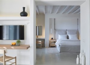 großer Wohn und Schlafraum einer Coast Suite im Bill & Coo Leading Hotels of the World Mykonos Griechenland