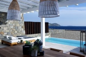 große Terrasse mit privatem Pool einer Coast Suite und Meerblick im Bill & Coo Leading Hotels of the World Mykonos Griechenland