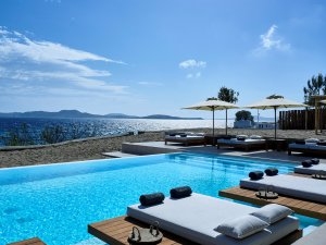 großer Pool mit Liegen direkt auf dem Wasser und Meerblick im Bill & Coo Leading Hotels of the World Mykonos Griechenland