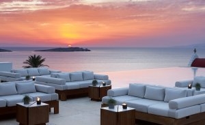 gemütliche Lounge mit Blick auf den Sonnenuntergang und Fackeln im Bill & Coo Leading Hotels of the World Mykonos Griechenland