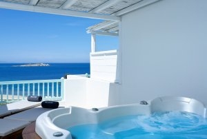 Terrasse mit privatem Jacuzzi einer Executive Suite im Bill & Coo Leading Hotels of the World Mykonos Griechenland