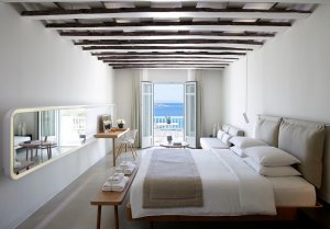 Schlafzimmer mit Blick aufs Meer und der Lounge in einer Bachelor Suite im Bill & Coo Leading Hotels of the World Mykonos Griechenland