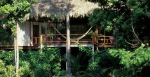 idyllische terrasse in der blancaneaux lodge in lateinamerika belize san ignacio