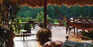 ruhige grosse terrasse in der blancaneaux lodge in lateinamerika belize san ignacio