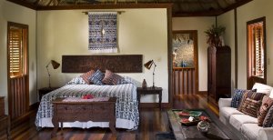 grosses schlafzimmer in der blancaneaux lodge in lateinamerika belize san ignacio