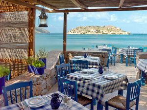 typisches griechisches restaurant im blue palace resort auf kreta griechenland