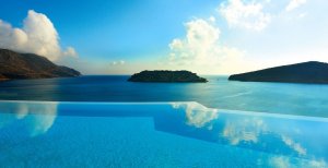 traumhafter infinity pool und meer im luxus blue palace resort auf kreta griechenland
