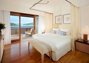 schlafzimmer mit meerblick im blue palace resort auf kreta griechenland