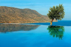 infinity pool mit blick im blue palace luxus resort auf kreta griechenland