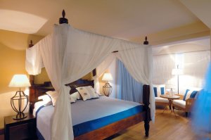 gemütliches schlafzimmer im blue palace resort auf kreta griechenland