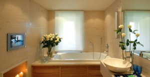 modernes badezimmer im blue palace resort auf kreta griechenland