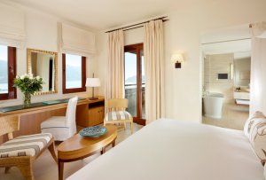 helles schlafzimmer mit meerblick im blue palace resort auf kreta griechenland