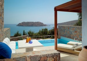 villa mit pool und meerblick im blue palace resort auf kreta griechenland