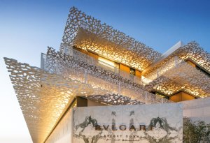 imposanter Eingang des Bulgari Hotel Dubai der mit den vielen ornamenten aus Metal fast wie ein Kunstwerk aussieht