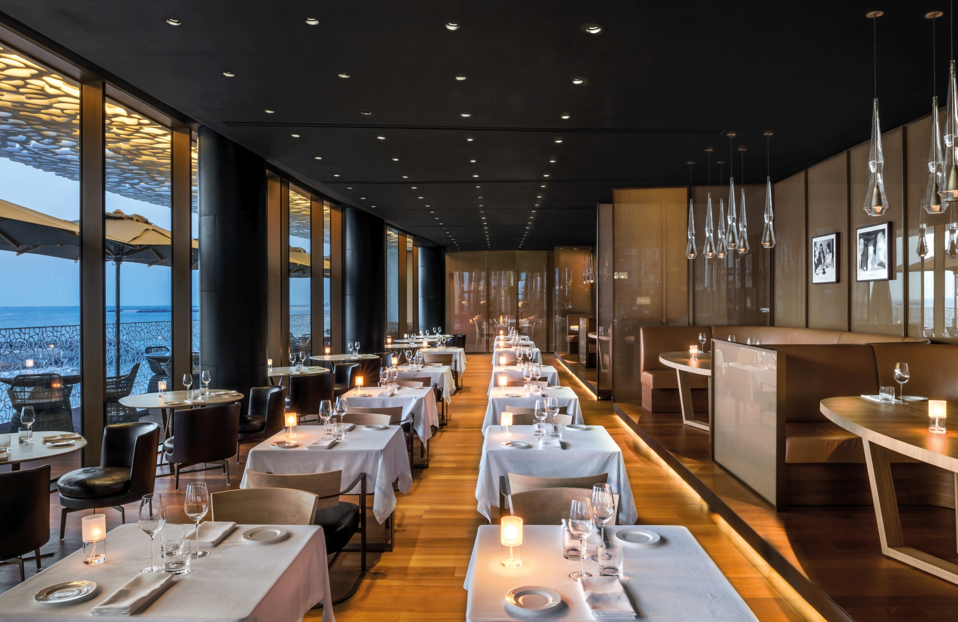 großes edles Restaurant Il Ristorante im Bulgari Hotel Dubai mit großer Fensterfront und blick auf das Meer