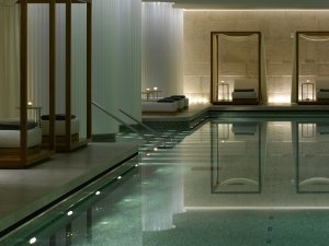 Pool im Spa Bereich des Bulgari Hotel London mit Ruhe Bereichen und gemütlichen Licht