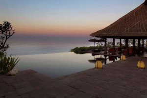 romantische abendstimmung im bulgari hotel und resort in bali indonesien