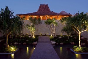 eleganter eingang zum bulgari hotel und resort in bali indonesien