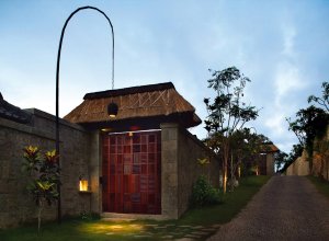 eingang zur luxus villa im bulgari hotel und resort in bali indonesien