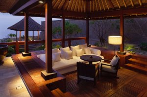 romantische sitzecke im bulgari hotel und resort in bali indonesien