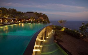 grosser pool mit ausblick im luxus bulgari hotel und resort in bali indonesien