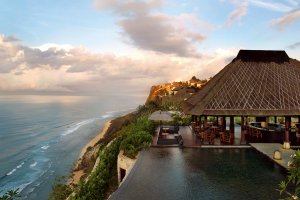 traumhaftes luxus resort auf der klippe mit meerblick im bulgari hotel und resort in bali indonesien